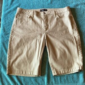 Rider’s Lee mid rise Bermuda shorts, size 14 medium, tan.